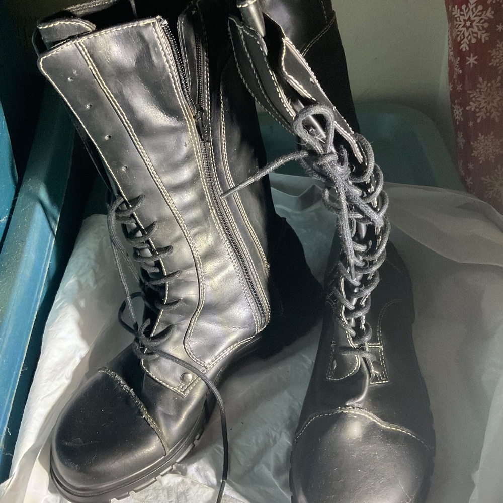 Women’s combat style boots  cool looking  don’t miss - Picture 8 of 9